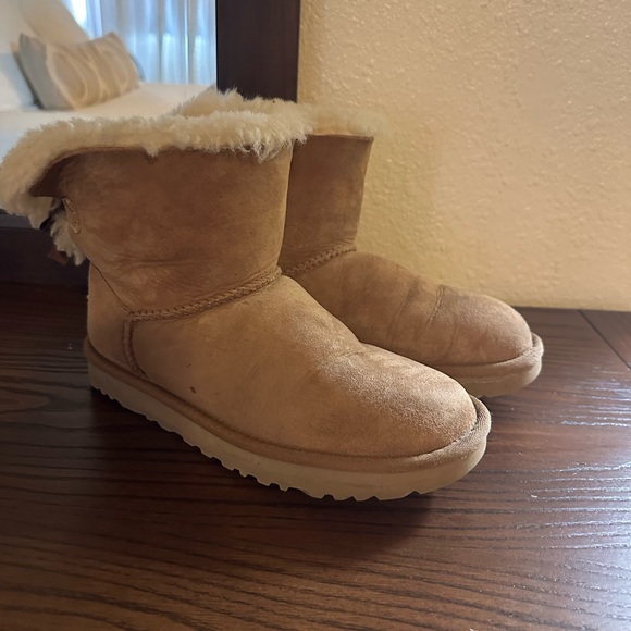UGG Tan Boots with Cream Fur & Bow - Picture 2 of 7